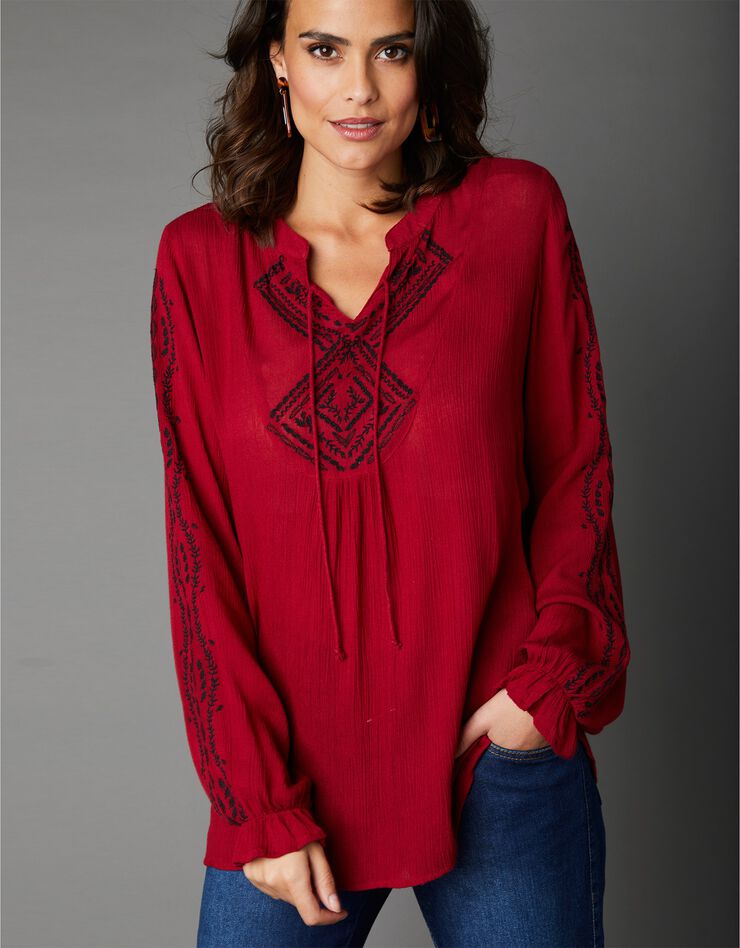 Blouse en crépon brodé, poignets volantés (rouge foncé) Blouse en crépon brodé, poignets volantés (rouge foncé)