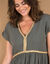 Robe courte col V, détails tressés dorés, crépon (kaki)