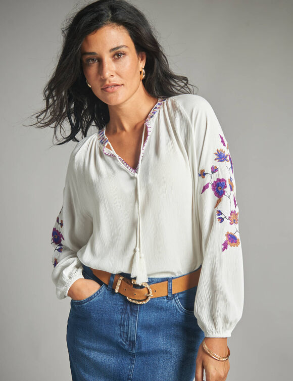 Blouse brodée, col rond (écru / violet)