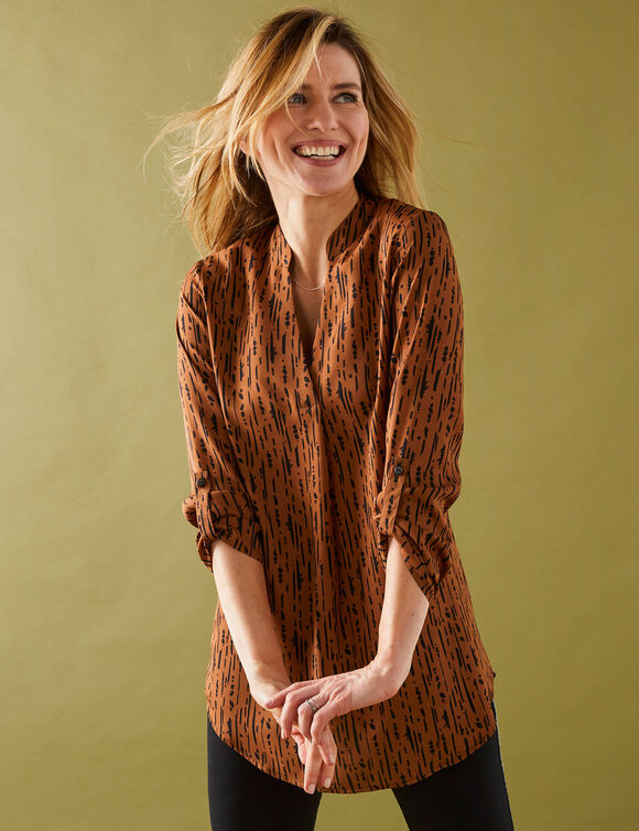Blouse imprimé graphique col tunisien, crêpe (noisette / noir)