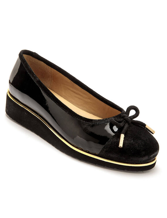 Ballerines compens&eacute;es en cuir verni, largeur confort  (noir)