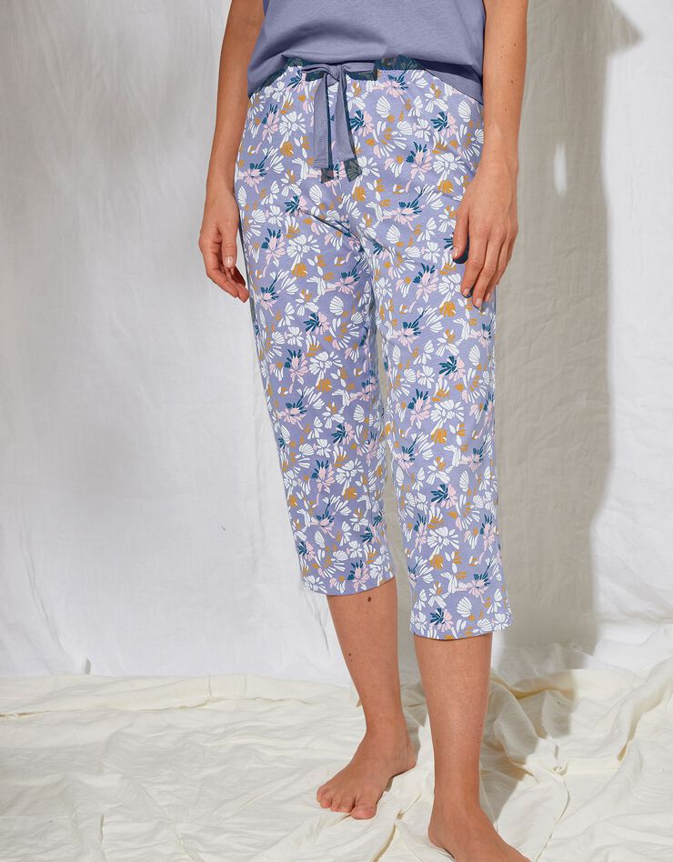 Pantacourt pyjama imprimé  "pétales de fleurs" (parme / écru)