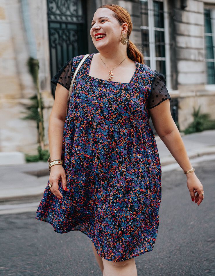 Robe volantée imprimé floral (noir / bleu) Robe volantée imprimé floral (noir / bleu)