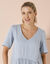 Robe longue unie col V, gaze de coton (bleu grisé)