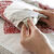 Linge de lit Lovely en coton imprimé coeurs (taupe / rouge)