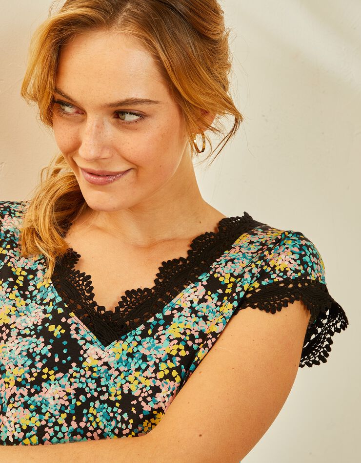 Tee-shirt imprimé col V macramé (noir / vert) Tee-shirt imprimé col V macramé (noir / vert)