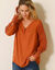 Blouse macramé col V manches longues, crêpe fluide (caramel)