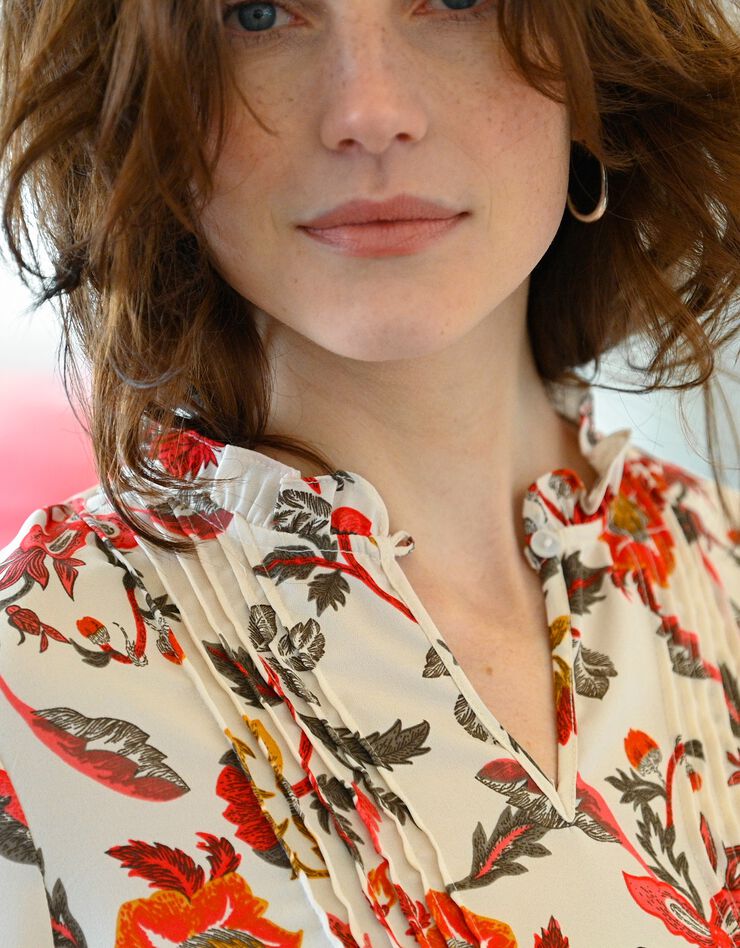 Blouse à plis manches longues imprimée (beige / rouge / kaki) Blouse à plis manches longues imprimée (beige / rouge / kaki)