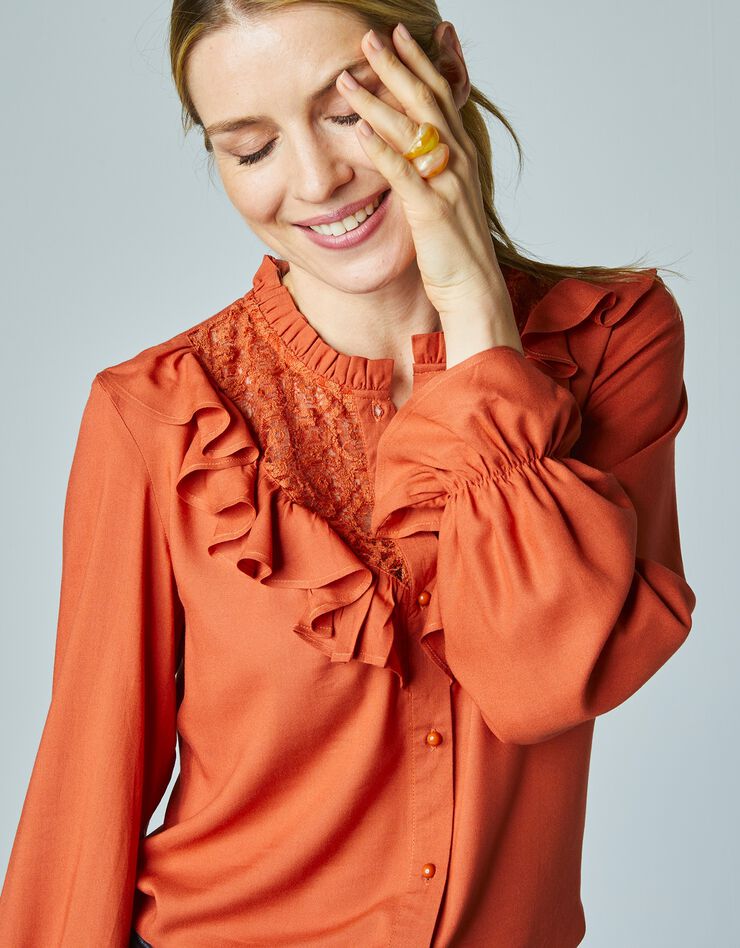 Blouse boutonnée et volantée, plastron dentelle (grenat) Blouse boutonnée et volantée, plastron dentelle (grenat)