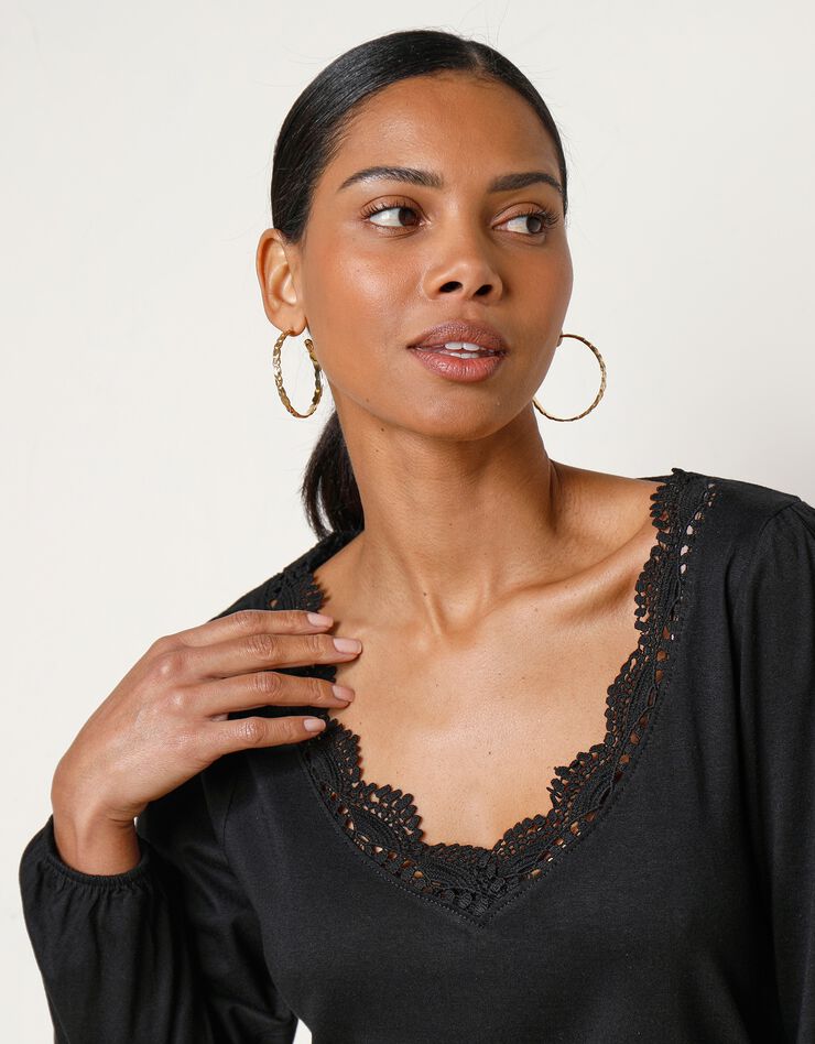 Tee-shirt uni col V finition macramé, manches 3/4 (noir) Tee-shirt uni col V finition macramé, manches 3/4 (noir)