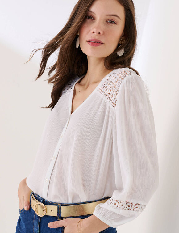 Chemisier col V boutonn&eacute;, cr&eacute;pon fluide macram&eacute; (blanc)