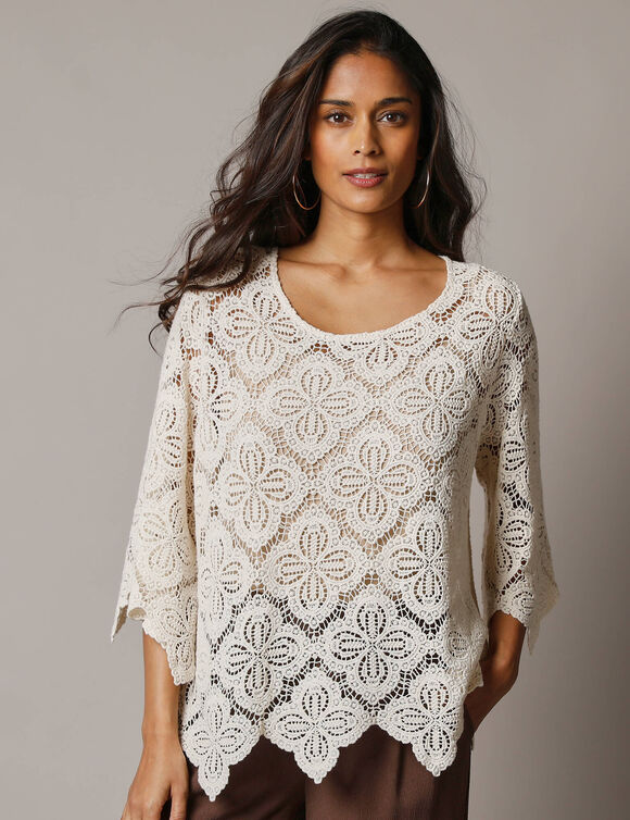 Top macram&eacute; &agrave; &eacute;cailles, manches pagodes (&eacute;cru)