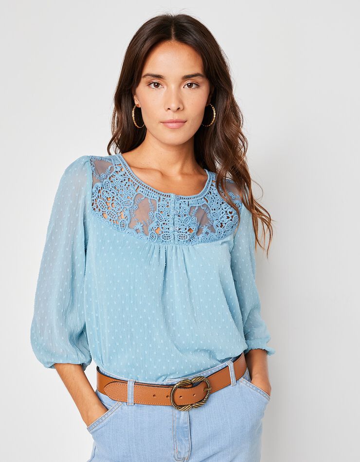 Blouse macramé unie, voile plumetis (bleu grisé) Blouse macramé unie, voile plumetis (bleu grisé)