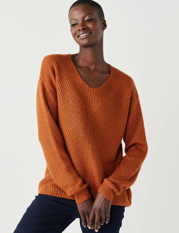 Pull col V &agrave; c&ocirc;tes en biais, maille anglaise (caramel)