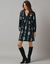 Robe courte col V, crêpe imprimé (noir / écru)