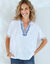 Blouse crépon brodé manches courtes  (blanc / bleu)