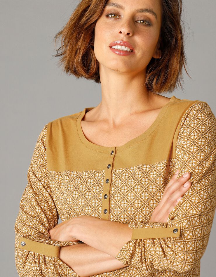 Tee-shirt col tunisien imprimé graphique (safran) Tee-shirt col tunisien imprimé graphique (safran)