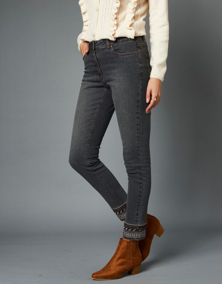 Jean coupe 7/8ème fuselé brodé (gris) Jean coupe 7/8ème fuselé brodé (gris)