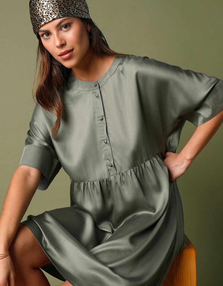 Robe courte ample en satin (kaki)