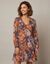 Robe courte volant&eacute;e &eacute;vas&eacute;e, imprim&eacute; fleurs XXL, cr&ecirc;pe textur&eacute; (bleu / caramel)