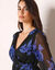 Robe longue volant, voile imprim&eacute; (noir / bleu)