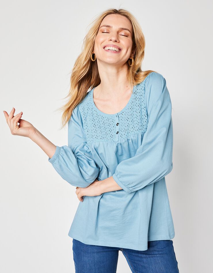 Tee-shirt manches 3/4, empiècement broderie anglaise (bleu grisé) Tee-shirt manches 3/4, empiècement broderie anglaise (bleu grisé)