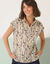 Blouse manches courtes à revers, imprimé minimaliste (écru / noisette) Blouse manches courtes à revers, imprimé minimaliste (écru / noisette)