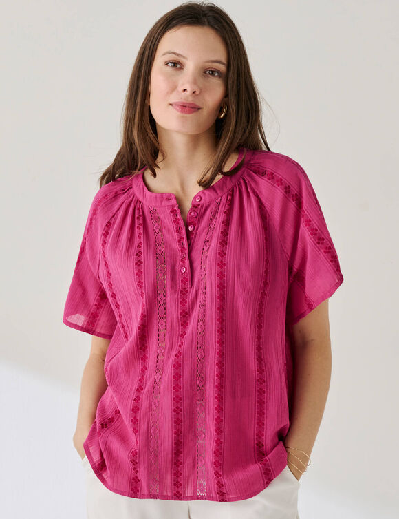 Blouse manches courtes finitions en macram&eacute;, unie (framboise)