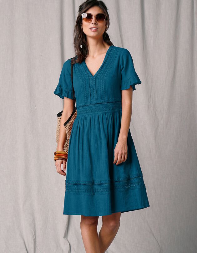 Robe courte crépon et macramé manches courtes volantées (bleu canard)
