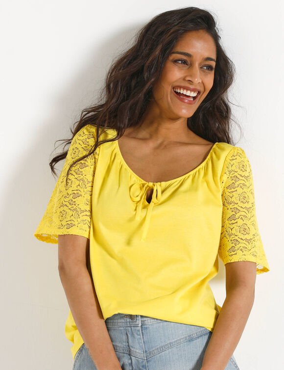T-shirt &agrave; col fendu &eacute;lastiqu&eacute;, manches coude en dentelle (jaune)