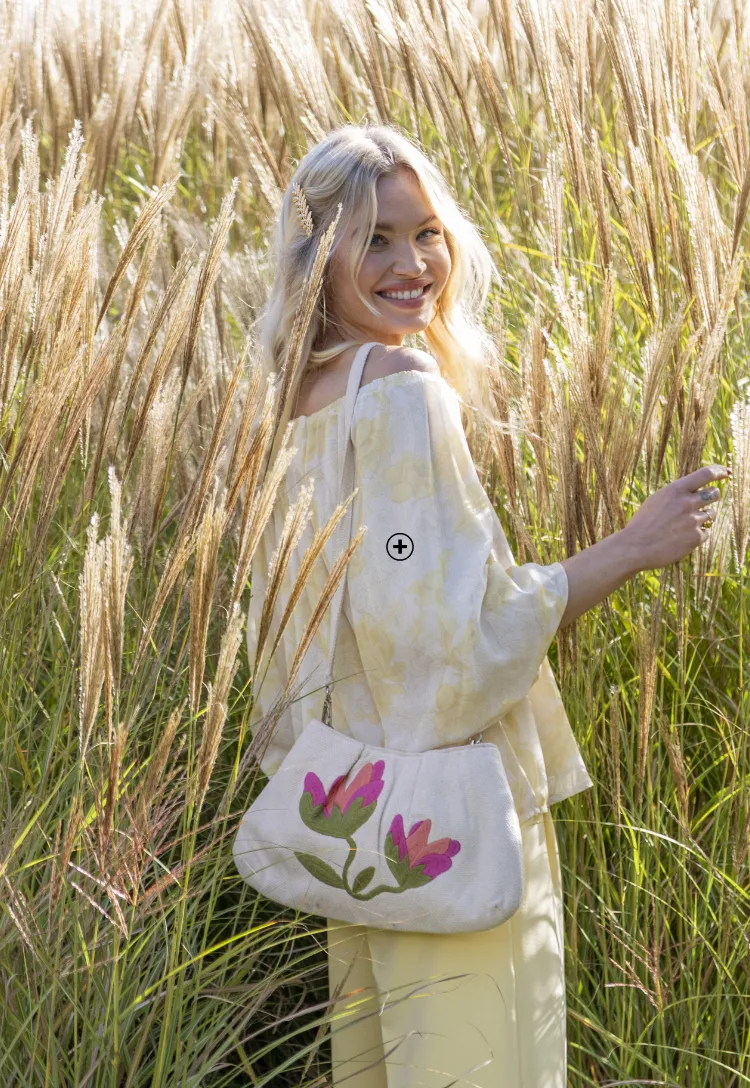 Cette blouse imprimée en mousseline légère séduit par son encolure élastiquée et ses manches bouffantes élégantes | Blancheporte