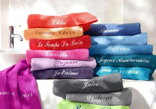 Idées de cadeaux Noël Blancheporte : les peignoirs et linge de bain personnalisés brodés !