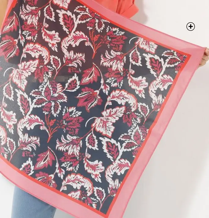 Foulard femme à imprimé fleurs rose et noir à porter aec tailleur | Blancheporte