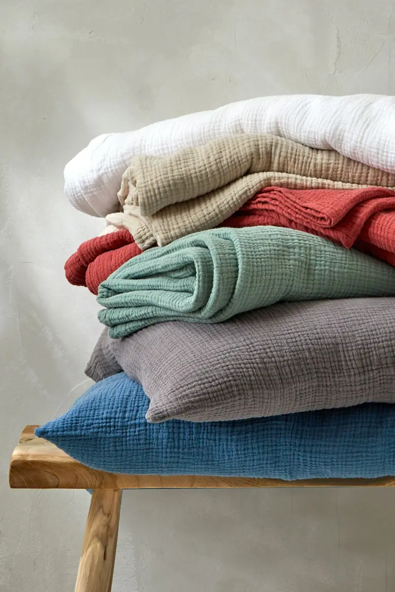 Découvrez toutes les matières de notre linge de maison. Coton, flanelle, double gaze, percale ou lin lavé : chaque matière est choisie pour votre confort.
