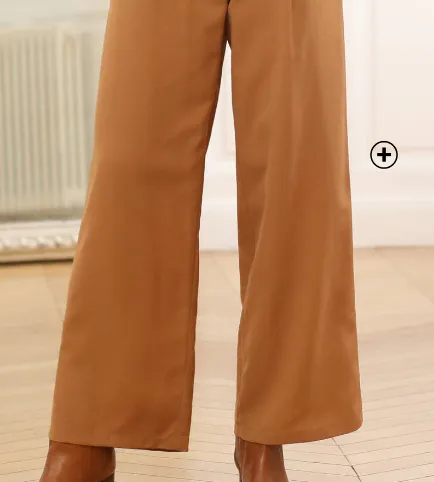 Caraco col V en dentelle – une touche romantique à associer pour découvrir comment porter le pantalon large avec féminité