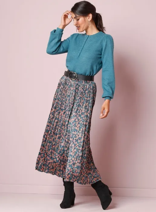 Découvrez tous nos derniers modèles de jupe femme Blancheporte : courte, mi-longues, plissées, en satin...