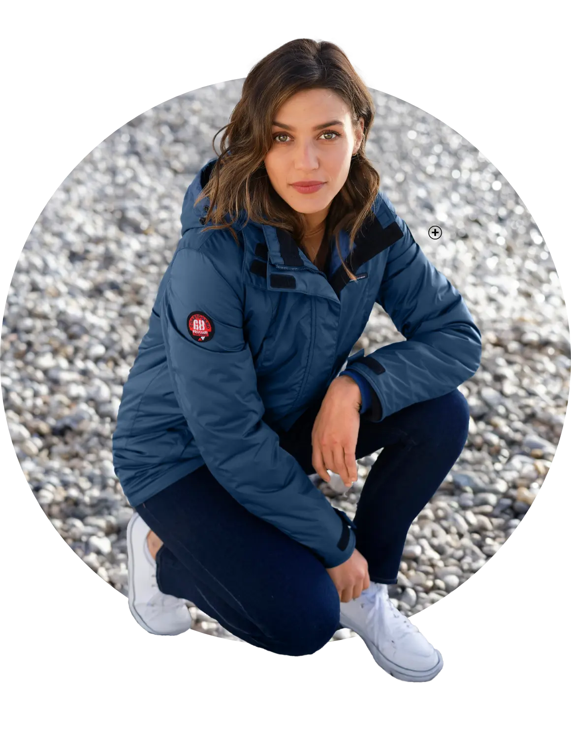 On réserve souvent les parkas courtes aux plus petites afin de mettre en avant les jambes pour ne pas tasser la silhouette. Cependant, les grandes aussi peuvent miser sur la parka courte pour mettre en avant leur stature si elles le souhaitent ! La parka courte est aussi très pratique si vous avez les épaules étroites et que vous souhaitez rééquilibrer votre morphologie.  