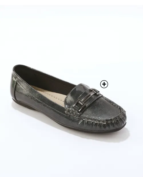 Mocassins métallisés version alternative – chaussures brillantes et modernes, idéales pour dynamiser une robe fluide ou une robe habillée