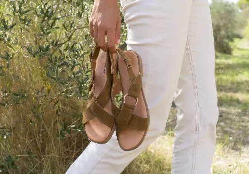 Craquez pour notre large collection de sandales pour femme, jusqu'au 42 : idéal pour l'été !