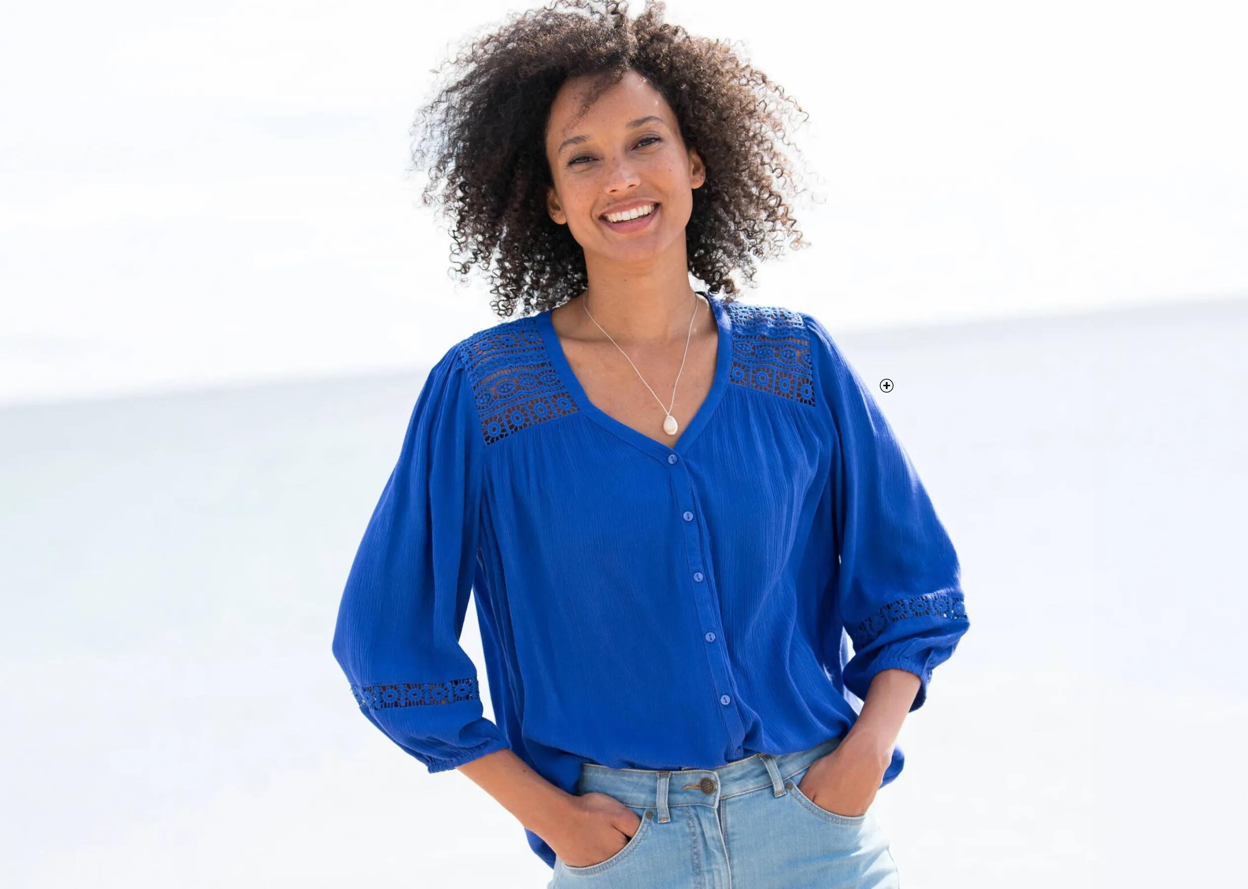 Chemisier bleu col V boutonné en crépon fluide avec détails macramé au style bohème - Blog Blancheporte