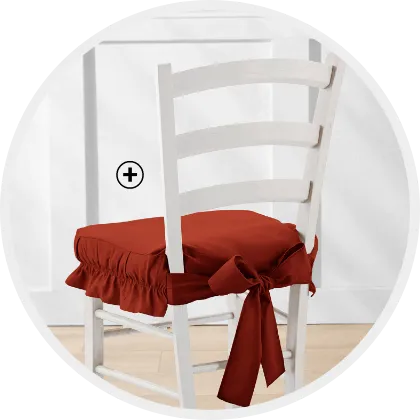 Une housse de chaise avec de jolis volants, une finition nœud au dos pour rénover vos chaises et un traitement antitache !