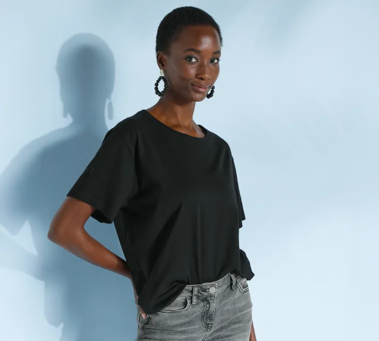 Comment ajuster un tee-shirt trop grand ?