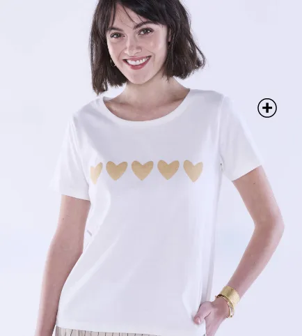 T-shirt écru à cœurs dorés – une idée de haut féminin pour celles qui veulent savoir comment porter le pantalon large tout en douceur