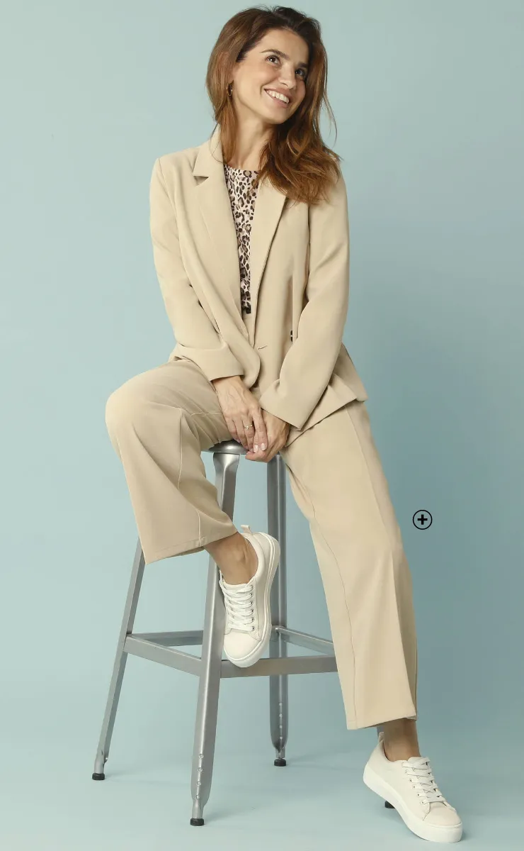 Pantalon large fluide pour petites statures – une pièce idéale pour apprendre comment porter le pantalon large avec élégance au quotidien