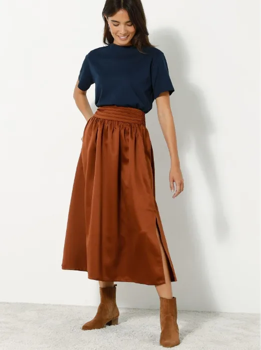 Découvrez tous nos derniers modèles de jupe femme Blancheporte : courte, mi-longues, plissées, en satin...