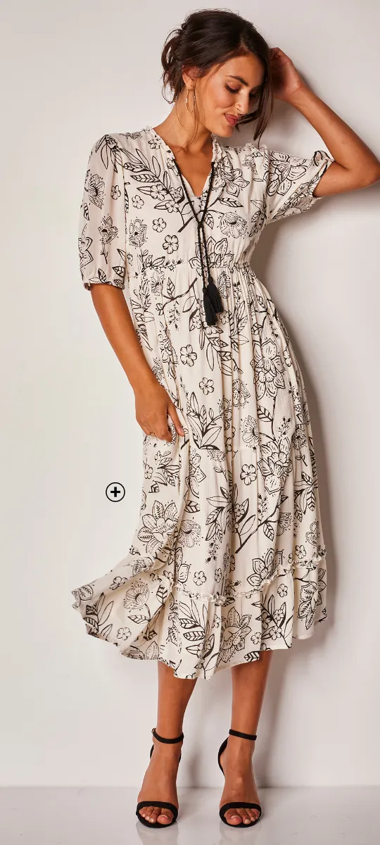 Robe longue imprimée à volants, fluide et structurée pour allonger la silhouette des femmes rondes – quelle robe porter quand on est une femme ronde | Blancheporte