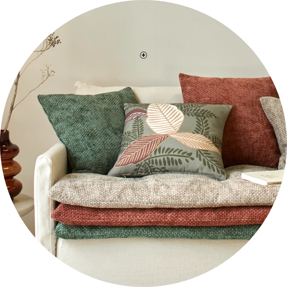 Long coussin de canapé en tissage chenille – décoration cosy du salon – Blog Blancheporte