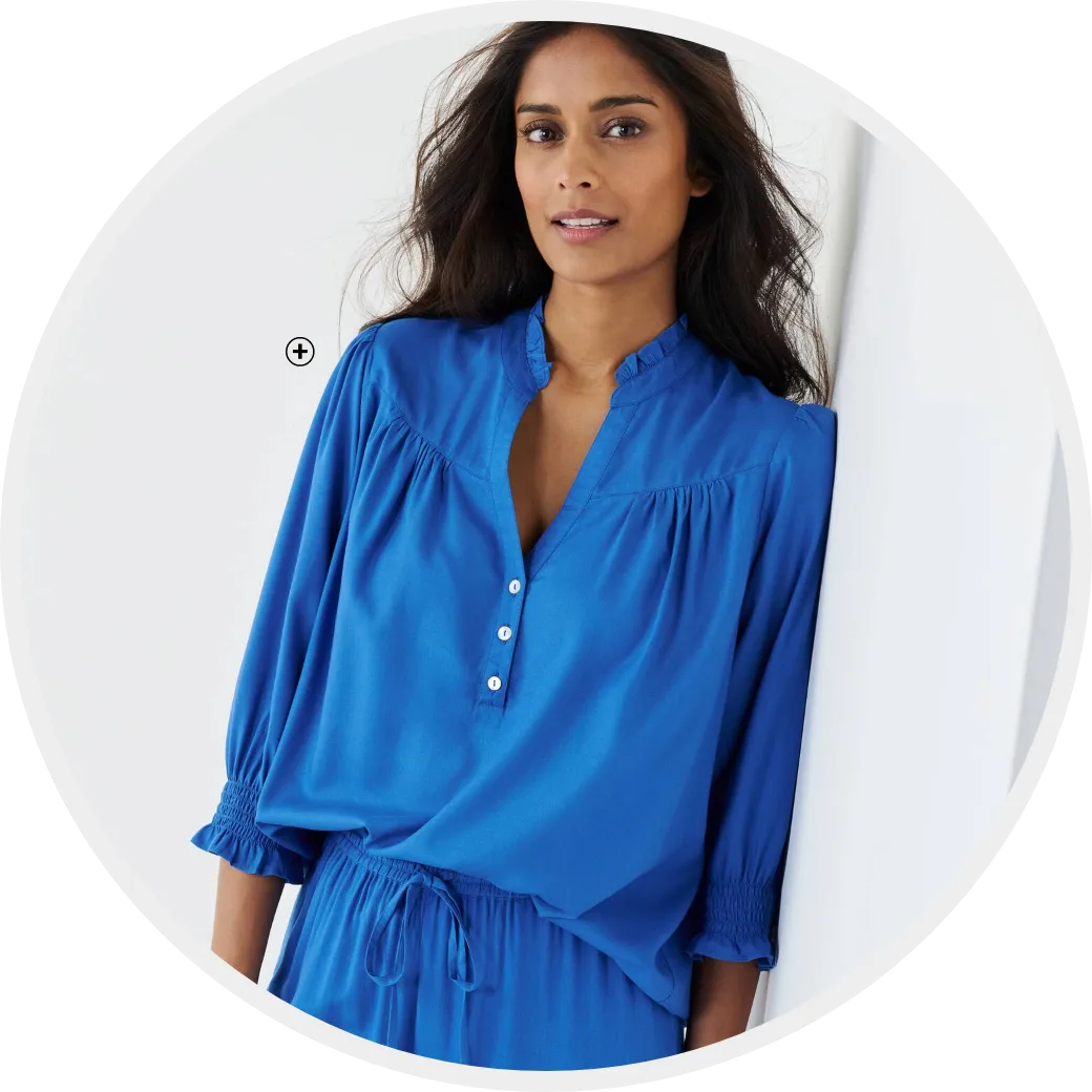 Blouse unie bleu roi col tunisien avec manches smockées au coude pour un look casual chic - Blog Blancheporte