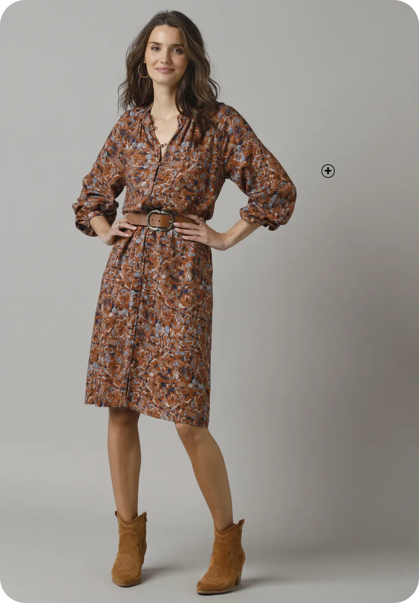 Robe chemisier boutonnée à imprimé élégant – une pièce fluide et féminine, idéale pour un look raffiné et facile à porter après 50 ans