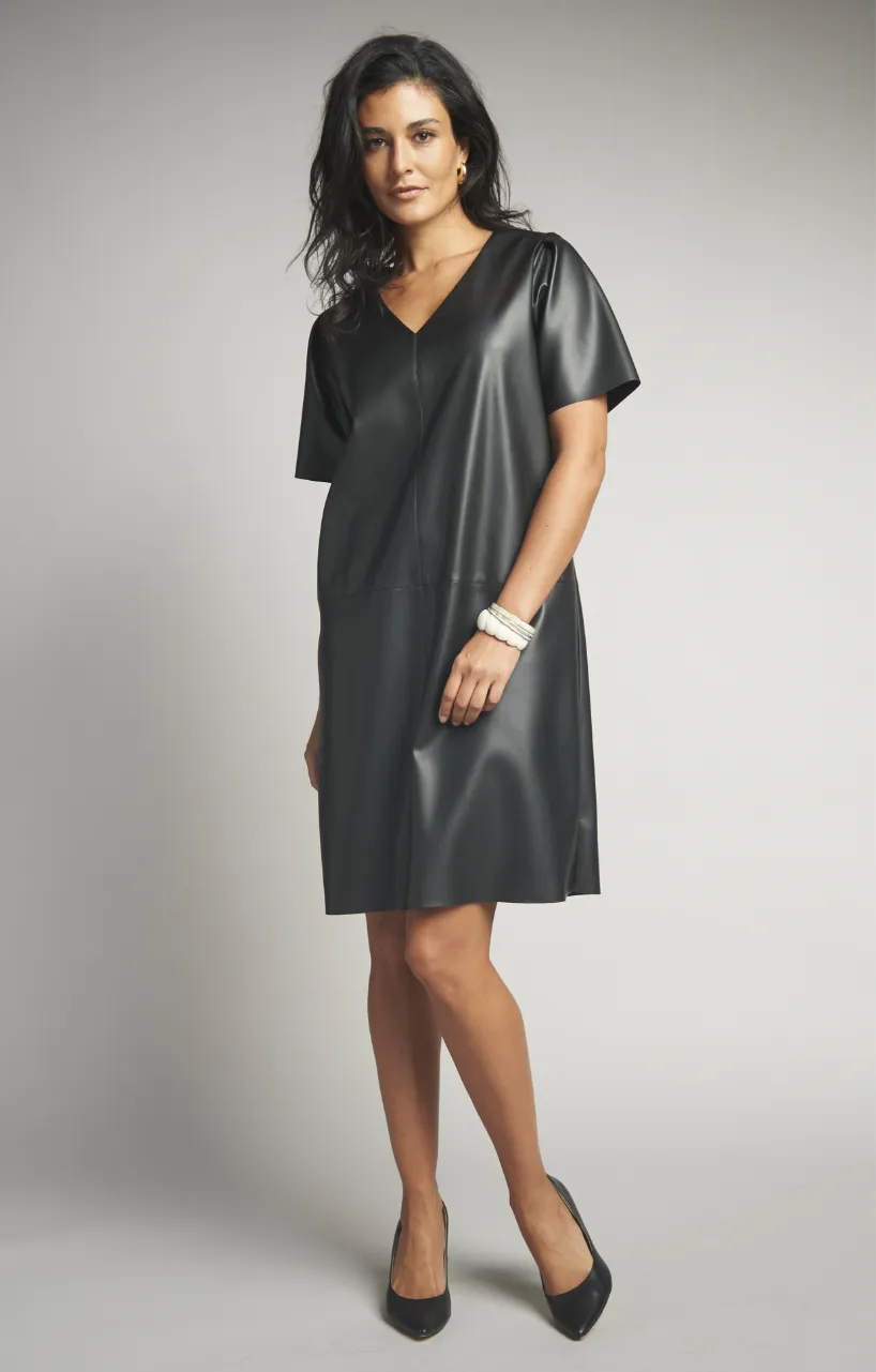 Robe trapèze courte aspect cuir – style moderne et audacieux, à associer avec des bottes hautes ou des babies à talon pour un look rock et féminin